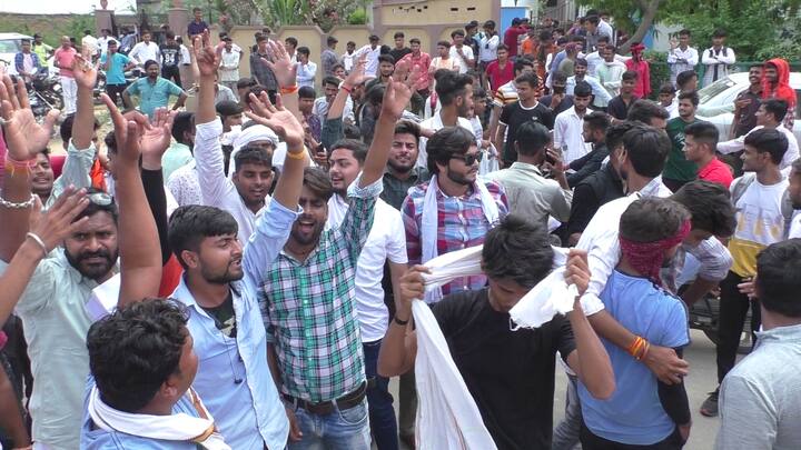 भरतपुर जिले में छात्रसंघ चुनावों के लिए 8 बजे से मतदान शुरू हो गया है. जिले में कुल 12 कॉलेज में छात्रसंघ के चुनाव हो रहे है. चुनावों को देखते हुए कॉलेजों पर भारी पुलिस का जाब्ता तैनात किया गया है. भरतपुर में छात्रसंघ के चुनाव को लेकर छात्र छात्राओं में काफी जोश देखने को मिल रहा है. प्रत्याशियों के समर्थक उनके जीतने की नारेबाजी कर उत्साह बढ़ा रहे है. वहीं आरडी गर्ल्स कॉलेज में भी प्रत्याशी छात्राओं को हाथ जोड़ कर मनुहार करते नजर आ रहे है.