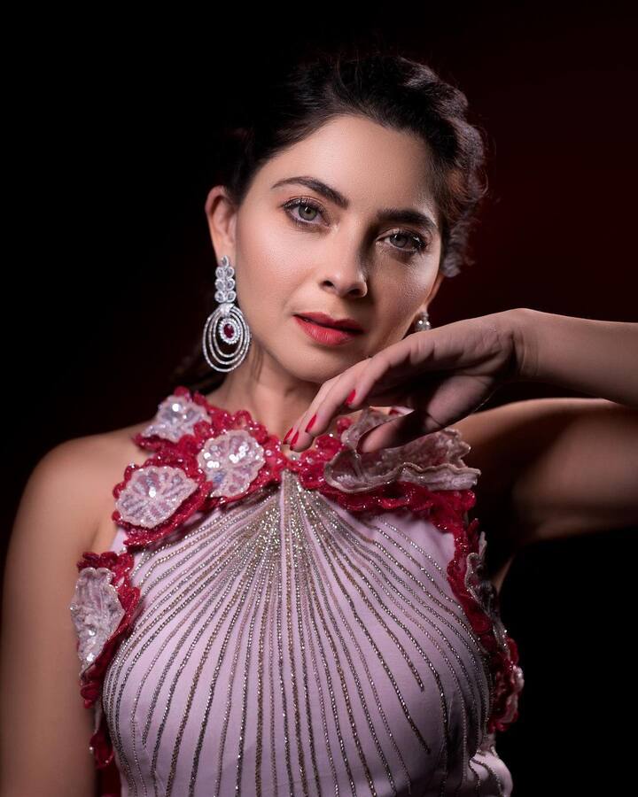या हटके लाल साडीसोबत तिने फुल स्लिव्हस ब्लाऊज पेअर केला आहे आणि डायमंड ज्वेलरी परिधान केली आहे.(फोटो सौजन्य :sonalee18588/इंस्टाग्राम)