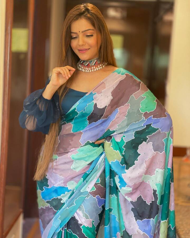 रुबीना दिलैक ने एक बार ग्रीन-ब्लू शेड्स की साड़ी पहनी थी, जिसके साथ उन्होंने बैलून स्टाइल ब्लाउज पहना था. चोकर सेट और खुले बालों में वह गजब ढा रही थीं.