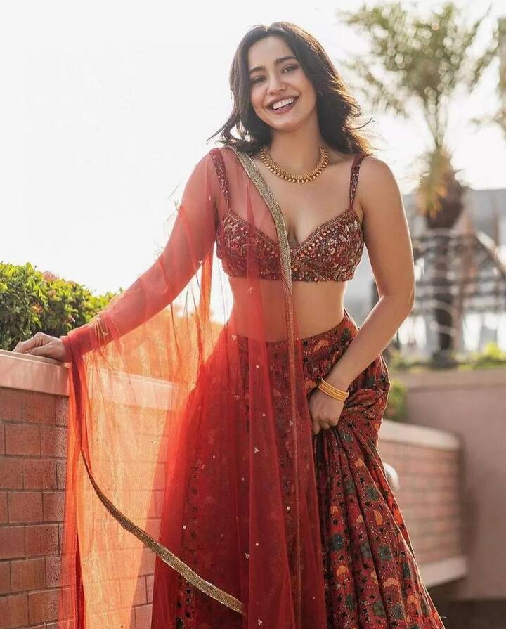 सोशल मीडिया पर नेहा शर्मा की ये लेटेस्ट तस्वीरें काफी छा रही हैं. फैन्स नेहा शर्मा की इन तस्वीरों पर जमकर लाइक और कमेंट कर रहे हैं.