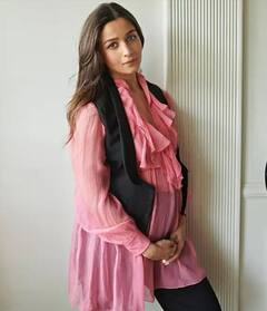 Alia Bhatt Latest Photos: પ્રેગ્નેન્ટ આલિયા ભટ્ટની લેટેસ્ટ તસવીરો જોઈ ફિદા થઈ જશો, જુઓ શાનદાર અંદાજ