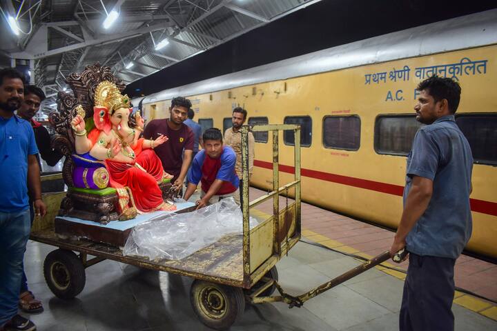 বাড়িতে মূর্তি প্রতিষ্ঠা করার সময় গণেশের কী ধরনের মূর্তি প্রতিষ্ঠা করা হচ্ছে, সেটিতে নজর দিতে হবে। কারণ সব ধরনের মূর্তি বাড়িতে প্রতিষ্ঠা করা যায় না। প্রচলিত বিশ্বাস অনুসারে, ভুল মূর্তি স্থাপন করলে তা শুভ হয় না। ছবি: পিটিআই