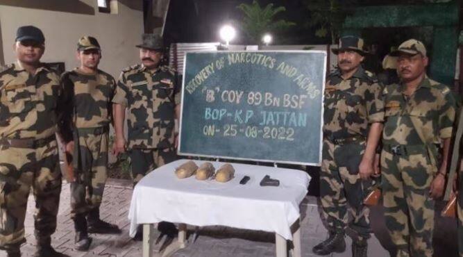 BSF Recovered Heroin and magazine along with a pistol at the Indo-Pak border in Dera Baba Nanak BSF ਨੇ ਭਾਰਤ-ਪਾਕਿ ਸਰਹੱਦ 'ਤੇ ਪਾਕਿਸਤਾਨ ਤੋਂ ਆਈ ਹੈਰੋਇਨ ਕੀਤੀ ਬਰਾਮਦ , ਪਿਸਟਲ ਸਮੇਤ ਇੱਕ ਮੈਗਜ਼ੀਨ ਵੀ ਜਬਤ 