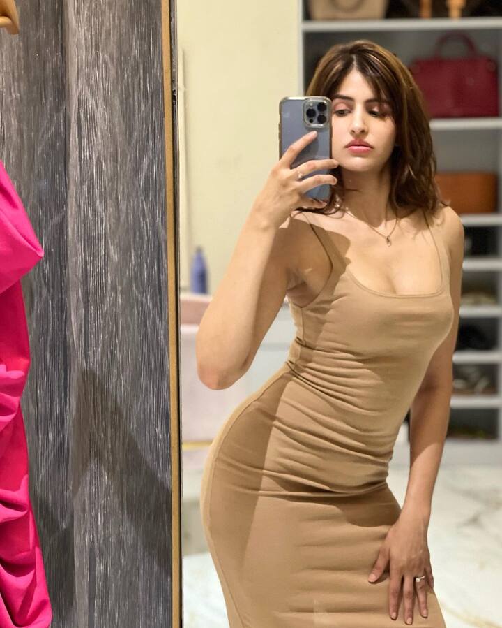 હાલમાં સાક્ષી તેની હોટ તસવીરોને લઈને ચર્ચામાં છે. બોલીવૂડ અભિનેત્રી અને મોડલ સાક્ષી મલિકની હોટ તસવીરો ઈન્સ્ટાગ્રામ પર વાયરલ થઈ છે.