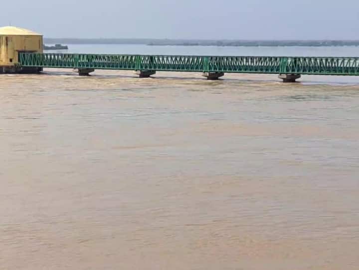 राजस्थान में चंबल नदी का जलस्तर खतरे के निशान से ऊपर हुआ. सिंचाई विभाग रामावतार मीणा ने कहा कि धौलपुर में चंबल नदी का जलस्तर 142.20 मीटर चल रहा है जो खतरे के निशान से करीब 14 मीटर ऊपर है.