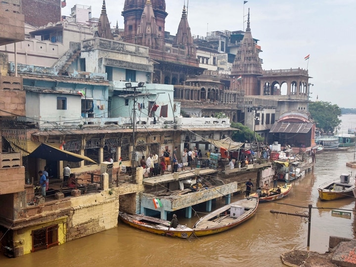 Ghats Go Under Water In Varanasi, Cremations Take Place On Streets, Terraces