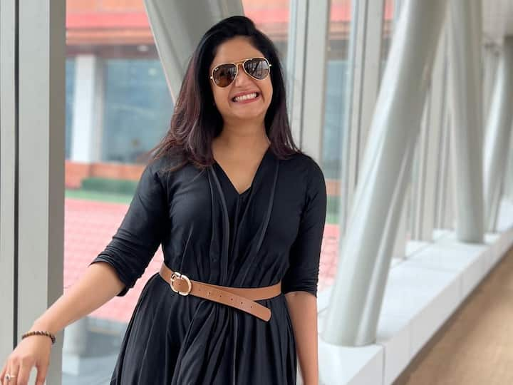 Actress Poonam Bajwa :  விமான நிலையத்தில் நடிகை பூனம் பஜ்வாவின் சமீபத்திய புகைப்படங்கள்!