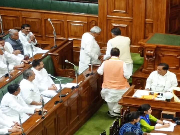 Bihar Assembly Speaker: अवध बिहारी चौधरी बने विधानसभा के स्पीकर, आसन तक ले गए नीतीश और विजय कुमार सिन्हा Bihar Political Crisis Veteran RJD leader Awadh Bihari Chaudhary unanimously elected as Bihar Legislative Assembly Speaker Bihar Assembly Speaker: अवध बिहारी चौधरी बने विधानसभा के स्पीकर, आसन तक ले गए नीतीश और विजय कुमार सिन्हा