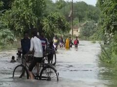 यूपी के औरेया जिले के कई गांवों में भरा पानी, घरों से पलायन करने को मजबूर हुए लोग