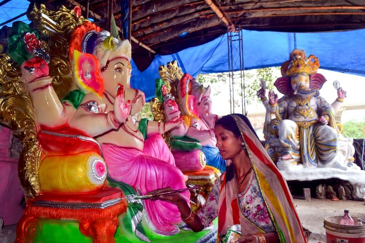 প্রচলিত বিশ্বাস অনুসারে, বাড়িতে এবং মন্দিরে গণেশের মূর্তি স্থাপনের জন্য বিভিন্ন নিয়ম রয়েছে। গণেশ ঠাকুরের মূর্তিতে তুণ্ড বা শুঁড় ডানদিকে বাঁকানো থাকলে তা সিদ্ধিপীঠের সাথে যুক্ত। এমনটা বিশ্বাস করা হয় যে বাড়িতে এমন গণেশের মূর্তি স্থাপন করা হয় না। ছবি: পিটিআই
