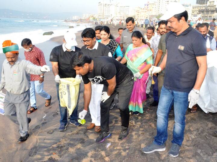 Visakhapatnam: parley for the oceans conducts mega beach cleaning program, ministers participates Vizag Beach Cleaning: విశాఖలో ‘మెగా బీచ్ క్లీనింగ్’, చెత్త ఎత్తిన మంత్రులు - పాల్గొన్న 20 వేల మంది