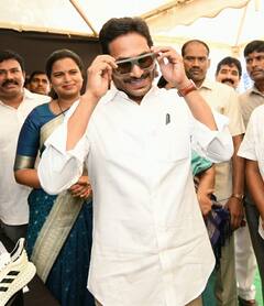 In Pics: కూలింగ్ గ్లాసెస్ ధరించిన సీఎం జగన్, అరుపులతో దద్దరిల్లిన హాల్