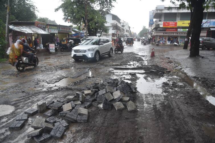 Maharashtra News Nashik News PIL filed in High Court against Nashik potholes Nashik Potholes : नाशिकचे खड्डे पोहचले उच्च न्यायालयात, माजी महापौरांची कोर्टात धाव, जनहित याचिका दाखल 