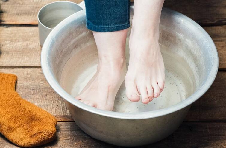 Pedicure At Home: Vinegar Pedicure makes the feet many times more beautiful and infection free, do this work comfortably at home. Pedicure At Home : ਪੈਰਾਂ ਨੂੰ ਕਈ ਗੁਣਾ ਸੁੰਦਰ ਤੇ ਇਨਫੈਕਸ਼ਨ ਮੁਕਤ ਬਣਾਉਂਦੈ ਵਿਨੇਗਰ ਪੈਡੀਕਿਓਰ , ਘਰ 'ਚ ਆਰਾਮ ਨਾਲ ਕਰੋ ਇਹ ਕੰਮ