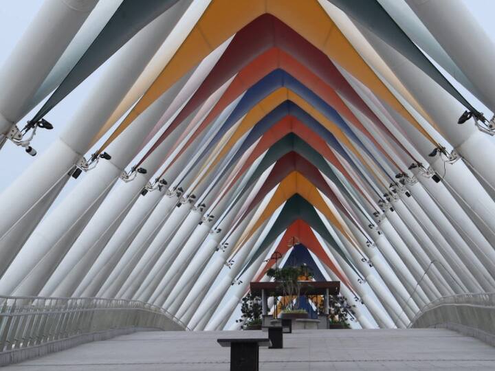 अटल ब्रिज देखने में बहुत ही खूबसूरत है. बता दें, अटल ब्रिज 300 मीटर लंबा है.