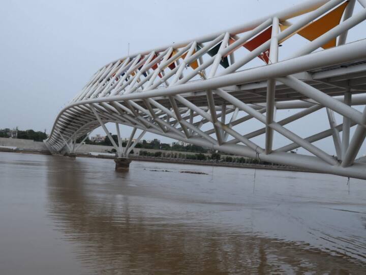 यह प्लाजा से मल्टी लेवल कार पार्किंग और पूर्व और पश्चिमी तट पर विभिन्न सार्वजनिक विकास के लिए कनेक्टिविटी प्रदान करेगा.