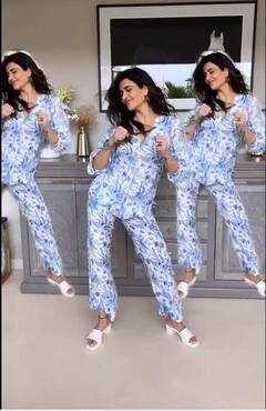 Karishma Tanna Photos: ખુલ્લા વાળમાં કુલ અંદાજમાં જોવા મળી કરિશ્મા તન્ના