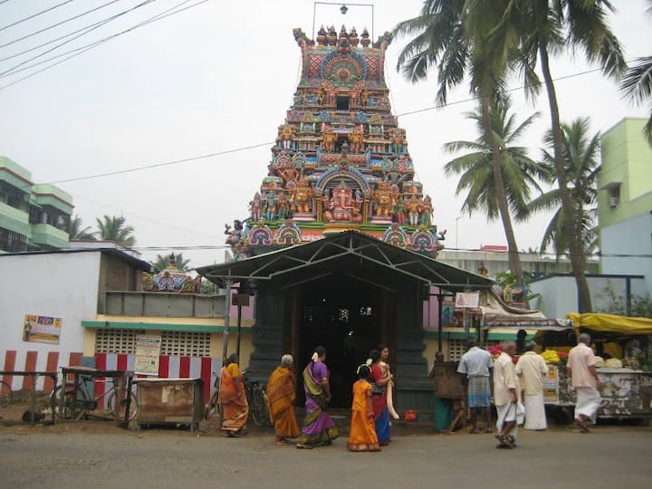 वरसिद्धि विनयगर मंदिर, चेन्नई - चेन्नई के बेसेंट नगर इलाके में मौजूद ये मंदिर श्रद्धालुओं में बड़ी आस्था का केंद्र है. यहां हर साल भव्य गणेश उत्सव का आयोजन किया जाता है. मंदिर में सामाजिक कार्यों को विशेष महत्व दिया जाता है. इस मंदिर में गरीबों के लिए बड़े भंडारे का आयोजन किया जाता है.