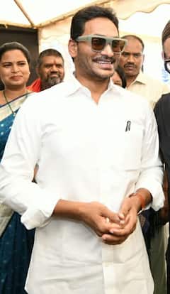 In Pics: కూలింగ్ గ్లాసెస్ ధరించిన సీఎం జగన్, అరుపులతో దద్దరిల్లిన హాల్