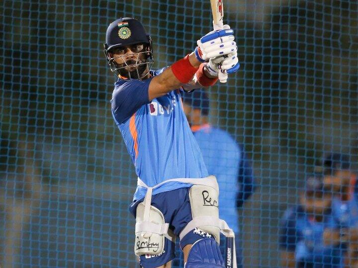 पूर्व कप्तान विराट कोहली ने नेट्स में काफी समय बिताया. कोहली ने अपने कई शॉट्स पर काम किया. इस दौरान वे लय में दिखे. कोहली अपनी फॉर्म की वजह से लगातार आलोचना का शिकार हुए हैं. लेकिन फैंस को उनसे अच्छे प्रदर्शन की उम्मीद होगी.