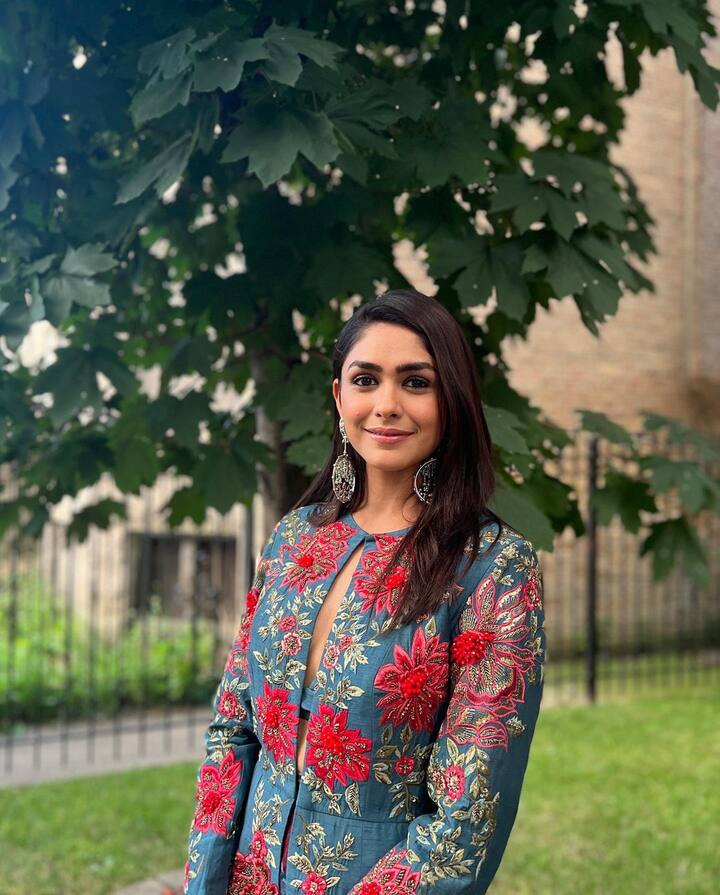 फ्लोरल ड्रेसमधील फोटो मृणालनं शेअर केले आहेत.मृणालच्या या लूकला नेटकऱ्यांची पसंती मिळाली आहे. (फोटो सौजन्य :mrunalthakur/इंस्टाग्राम)