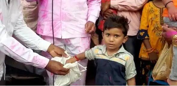 वैजापुर तालुक्यातील तलवाडा (नागवाडी) येथे लकी ड्रॉ पद्धतीने बैलपोळा सण साजरा करण्यात आला. बऱ्याचदा पोळा सणाच्या मानापानावरुन वाद होतात. पोळ्याचा मान हा प्रत्येक शेतकऱ्याला मिळावा या हेतूने प्रत्येक शेतकऱ्याच्या नावाने चिठ्ठ्या टाकण्यात आल्या होत्या. यावेळी लहान मुलाच्या हस्ते बाबासाहेब तातेराव मगर या शेतकऱ्याच्या नावाची चिठ्ठी निघाली.