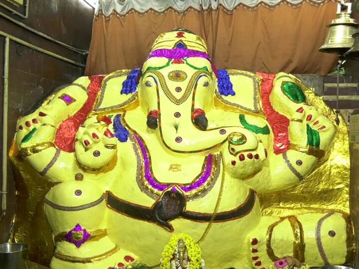 डोडा गणपति मंदिर, बेंगलुरु - बेंगलुरु से करीब 13 किलोमीटर की दूरी पर मौजूद बसावनगुड़ी इलाके में ये मंदिर मौजूद है. डोडा गणपति के मंदिर संबंध गौड़ा शासकों से जोड़ा जाता है. मान्यता है कि इस मंदिर का निर्माण करीब 500 साल पहले कराया गया था. यहां गणेश जी की 18 फीट ऊंची भव्य प्रतिमा स्थापित है.