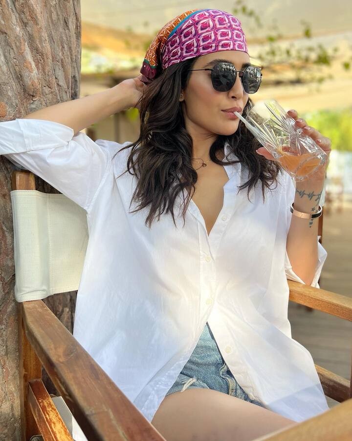 જોકે તે ભાગ્યે જ પ્રોજેક્ટ્સમાં જોવા મળે છે, પરંતુ કરિશ્મા લાઈમલાઈટમાં રહે છે.