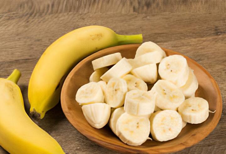 કેળા શરીરની રોગપ્રતિકારક શક્તિ પણ વધારે છે. જો કે તેને કોઈપણ સમયે  ખાઈ શકાય છે, પરંતુ સવારે ખાલી પેટ ખાવું સૌથી વધુ ફાયદાકારક છે.