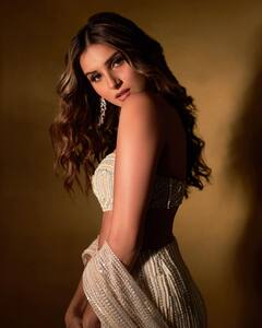 Tara Sutaria ने रॉयल ब्लू ड्रेस में बिखेरा हुस्न का जादू, लेटेस्ट फोटोशूट से वायरल हो रही हैं तस्वीरें