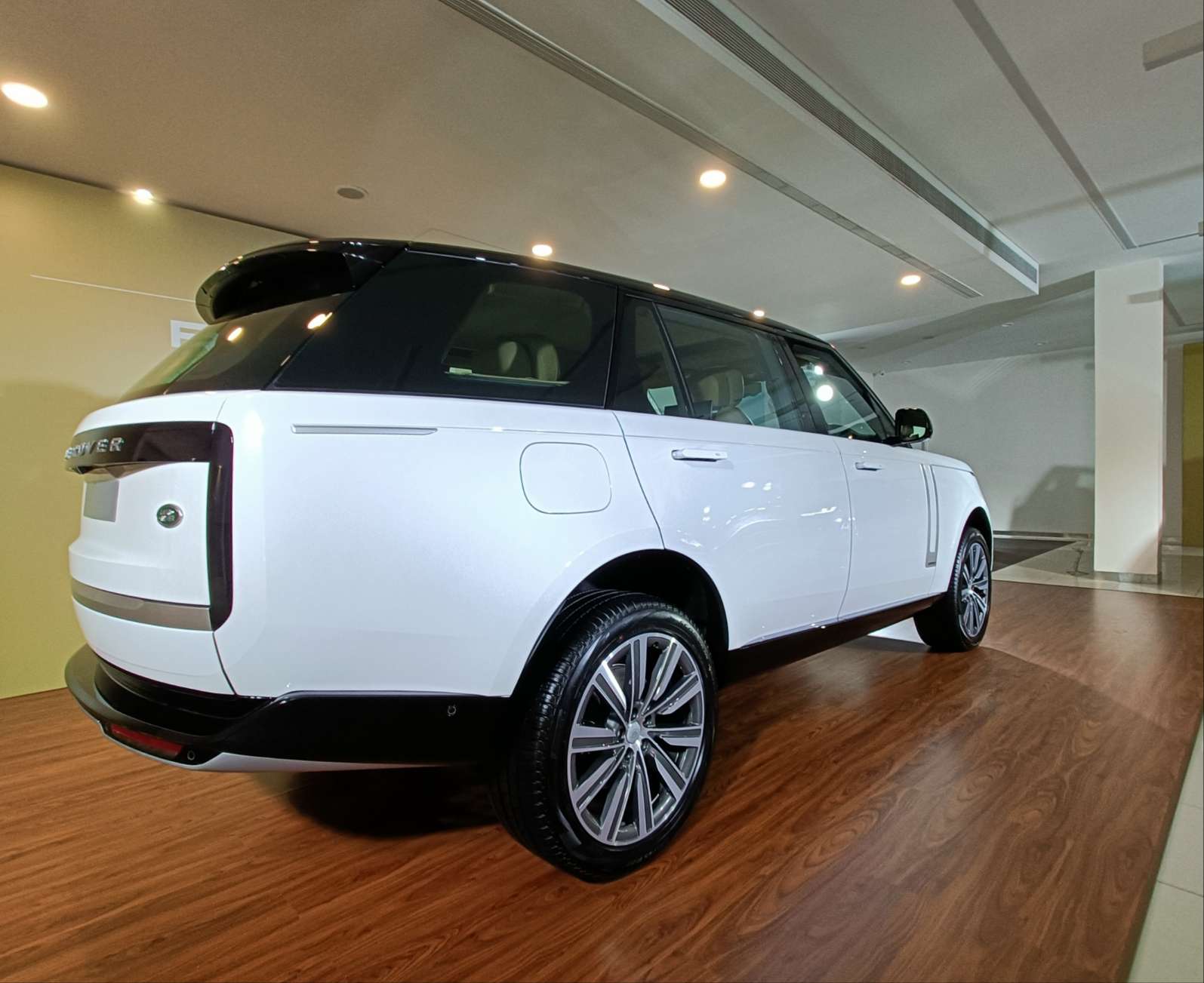 2022 New Range Rover First Look Review: A Lot More Luxury & Features In This 'Do-It-All' Super Luxury SUV