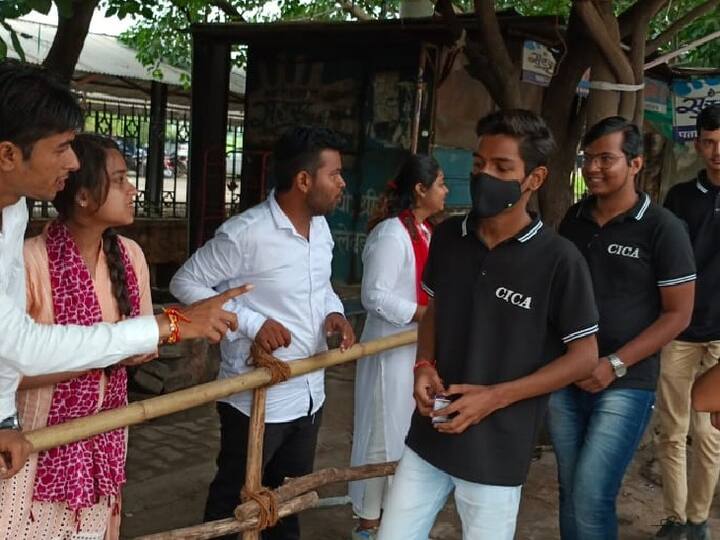 कोटा यूनिवर्सिटी में छात्रों की लाइन वोटिंग के लिए लग गई है. साथ ही पुलिस का भी भारी जाब्ता मौजूद है. प्रत्याशी छात्रों के हाथ जोड़कर तो कोई पैर पड़कर अपने पक्ष में वोट की अपील करता नजर आया. कोटा यूनिवर्सिटी के बाहर नारेबाजी कर रहे प्रत्याशियों के समर्थकों को पुलिस ने हिदायत देकर दूर भेज दिया. गवर्नमेंट कॉलेज में वोट देने आ रहे प्रत्याशियों से वोट देने की अपील की जा रही है. जेडीबी कॉमर्स कॉलेज में मुकाबला रोचक है. कोटा यूनिवर्सिटी समेत अन्य कॉलेजों में निर्दलीय प्रत्याशी एबीवीपी को कड़ी टक्कर दे रहे है. कुछ जगहों पर तो निर्दलीय मजबूत स्थिति में है. यही कारण है कि इस बार त्रिकोणीय संघर्ष देखने को मिल रहा है.