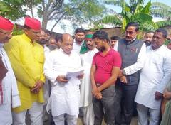 श्रावस्ती में टीचर की पिटाई से बच्चे की मौत मामले में पीड़ित परिवार से मिले सपा नेता, अखिलेश को सौंपेगें रिपोर्ट