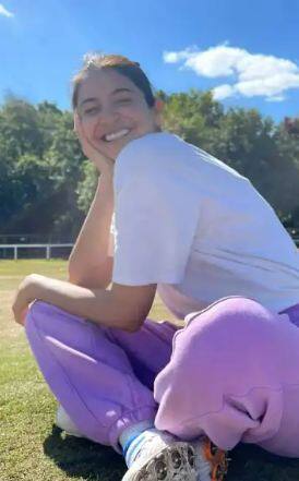 ਖੁੱਲ੍ਹੇ ਅਸਮਾਨ ਹੇਠ ਇਸ ਤਰ੍ਹਾਂ ਮਸਤੀ ਕਰਦੀ ਨਜ਼ਰ ਆਈ ਅਨੁਸ਼ਕਾ ਸ਼ਰਮਾ