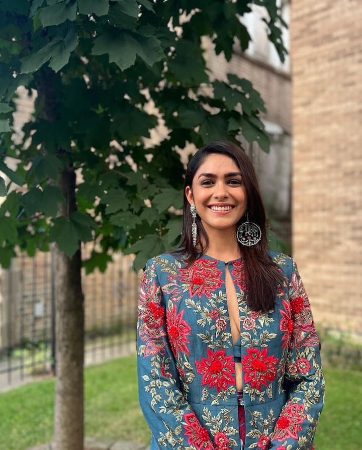 अभिनेत्रीने अतिशय रॉयल अंदाजमध्ये हा ड्रेस कॅरी केला आहे. तिने न्यूड मेकअप आणि इअररिंग्ससह तिचा लूक पूर्ण केला आहे.(फोटो सौजन्य :mrunalthakur/इंस्टाग्राम)