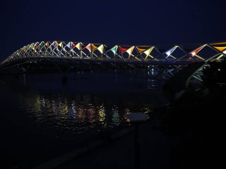 21 मार्च 2018 को, साबरमती रिवरफ्रंट डेवलपमेंट कॉरपोरेशन लिमिटेड (एसआरएफडीसीएल) द्वारा साबरमती नदी के दोनों किनारों को जोड़ने वाले एक स्टील फुट ओवरब्रिज (पैदल यात्री पुल) को मंजूरी दी गई थी. अहमदाबाद नगर निगम ने 25 दिसंबर 2021 को पूर्व प्रधानमंत्री अटल बिहारी वाजपेयी की जयंती इस ब्रिज का नाम रखा.