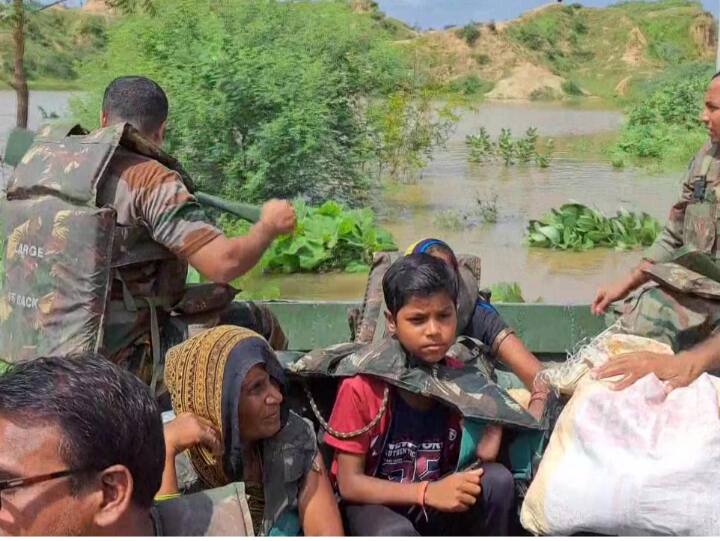 कोटा संभाग में हुई भारी बारिश से हालात खराब हैं. भारी बारिश के कारण बारां और बूंदी जिलों में बाढ़ में दो लोग बह गए और दो अन्य लापता हो गए. इसके बाद यहां मदद के लिए सेना को बुलाया गया.