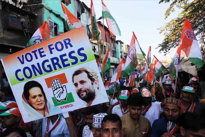 ২০১৪ এবং ২০১৯-দুই বারই লোকসভা নির্বাচনে বিজেপির কাছে কার্যত ভরাডুবি হয়েছে কংগ্রেস শিবিরের। এরই মধ্যে একাধিকবার কংগ্রেসের শীর্ষ নেতৃত্বকে নিশানা করেছিলেন কংগ্রেসের প্রথমসারির বর্ষীয়ান নেতারা। তারই পাশাপাশি বিভিন্ন সময় কংগ্রেস শিবির ছেড়েছেন একাধিক নেতা। ছবি: পিটিআই/গেটি