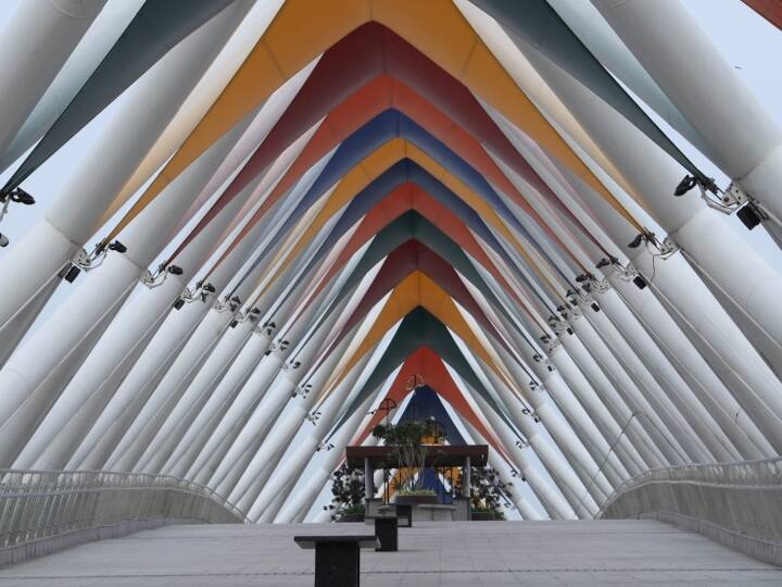 अटल ब्रिज (Atal Bridge) में 2,600 मीट्रिक टन स्टील पाइप का इस्तेमाल करके बनाया गया है.