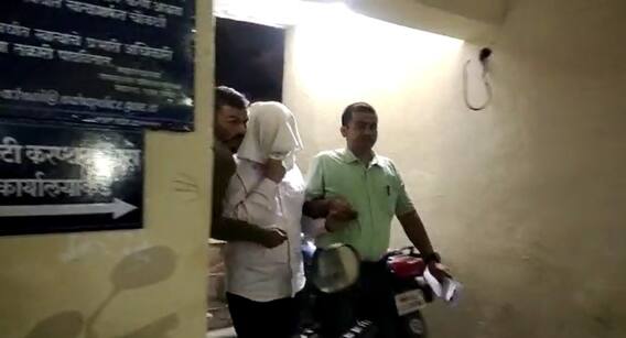 Nashik ACB Raid : नाशिक आदिवासी विभागाचा लाच घेणारा अधिकारी कोट्याधीश, पैसे मोजण्यासाठी मागविले मशीन Nashik ACB Raid : नाशिक आदिवासी विभागाचा लाच घेणारा अधिकारी कोट्याधीश, पैसे मोजण्यासाठी मागविले मशीन