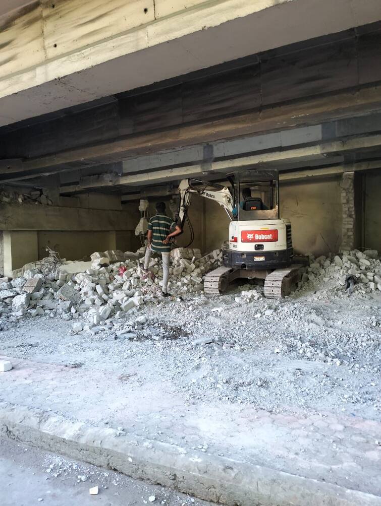 Four shops under the flyover demolished construction of six lane road speeded up Nagpur Railway Station : उड्डाणपुलाखालील चार दुकाने भुईसपाट, सहा पदरी मार्ग निर्मितीच्या कामाला वेग