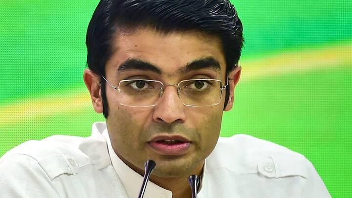 সম্প্রতি দল ছেড়েছেন কংগ্রেসের অন্যতম নবীন মুখ জয়বীর শেরগিল। পঞ্জাবের কংগ্রেস নেতা তিনি, জাতীয় স্তরেও পরিচিত মুখ। শীর্ষ নেতৃত্বের ঘনিষ্ঠ যাঁরা তাঁদের কাছে একঘরে হয়ে যাওয়ার অভিযোগ তুলেছেন তিনি। চাটুকারিতার কারণে দলের ক্ষতি হচ্ছে বলেও অভিযোগ তুলেছেন। ছবি: পিটিআই/গেটি