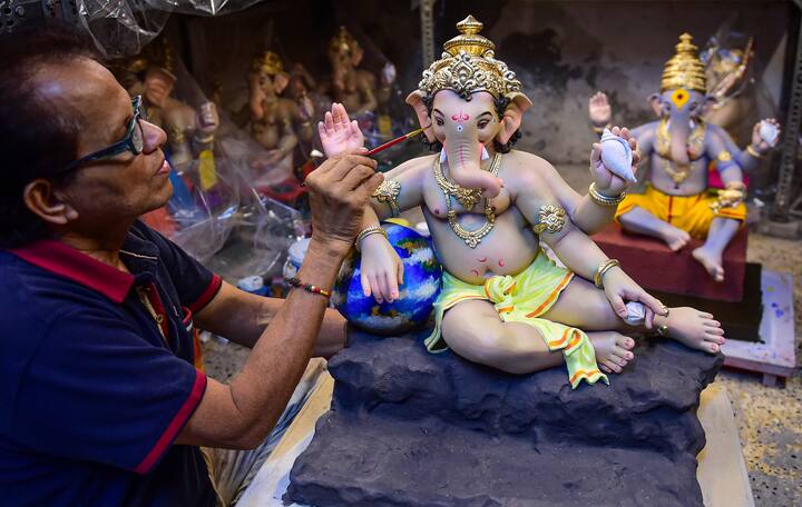 সামনেই গণেশ চতুর্থী। ৩০ অগাস্ট থেকেই ভারত জুড়ে শুরু হয়ে যাবে গণেশ আরাধনা। অনেক জায়গাতেই দশ দিন ধরে এই উৎসব পালন করা হয়। গণেশের বিশেষ পূজা করা হয়। উৎসবের প্রথম দিনে গণেশ দেবতার মূর্তির প্রতিষ্ঠা করা হয়। ছবি: পিটিআই