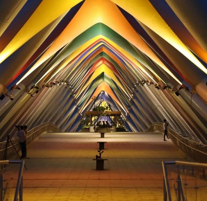 બ્રીજના પશ્ચિમ કાંઠે ફલાવર ગાર્ડન છે. આ પુલ ફક્ત ચાલવા માટે જ બનાવાયો છે.