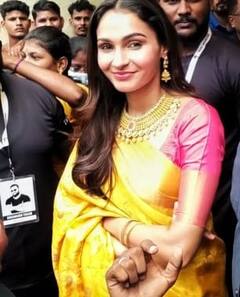 Actress Andrea Jeremiah : எனை சாய்த்தாளே... மஞ்சள் நிற சேலையில் நடிகை ஆண்ட்ரியாவின் லேட்டஸ்ட் புகைப்படங்கள்!