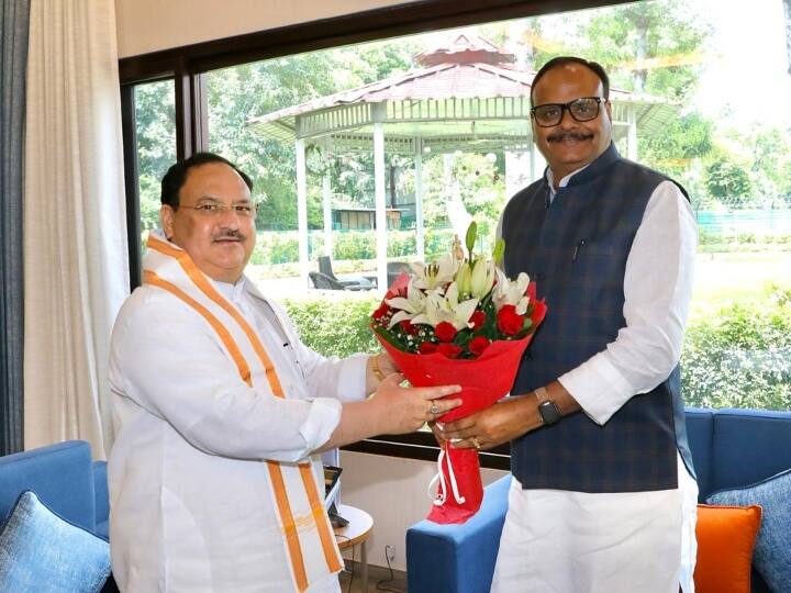 यूपी के ही डिप्टी सीएम ब्रजेश पाठक ने भी प्रदेश अध्यक्ष की चर्चाओं के बीच एक तस्वीर शेयर की, जिसके बाद माना गया कि राज्य में अध्यक्ष का नाम फाइनल हो गया है. इस दौरान डिप्टी सीएम ने बीजेपी अध्यक्ष जेपी नड्डा से मुलाकात के बाद ट्विटर पर तस्वीरें शेयर की जिसकी खुब चर्चा चली.