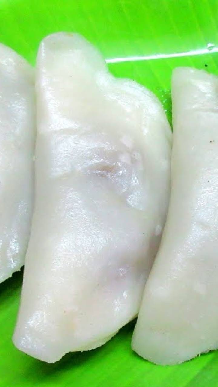 பிசைந்த மாவின் மேலே கொஞ்சமாக நெய்யை தடவி