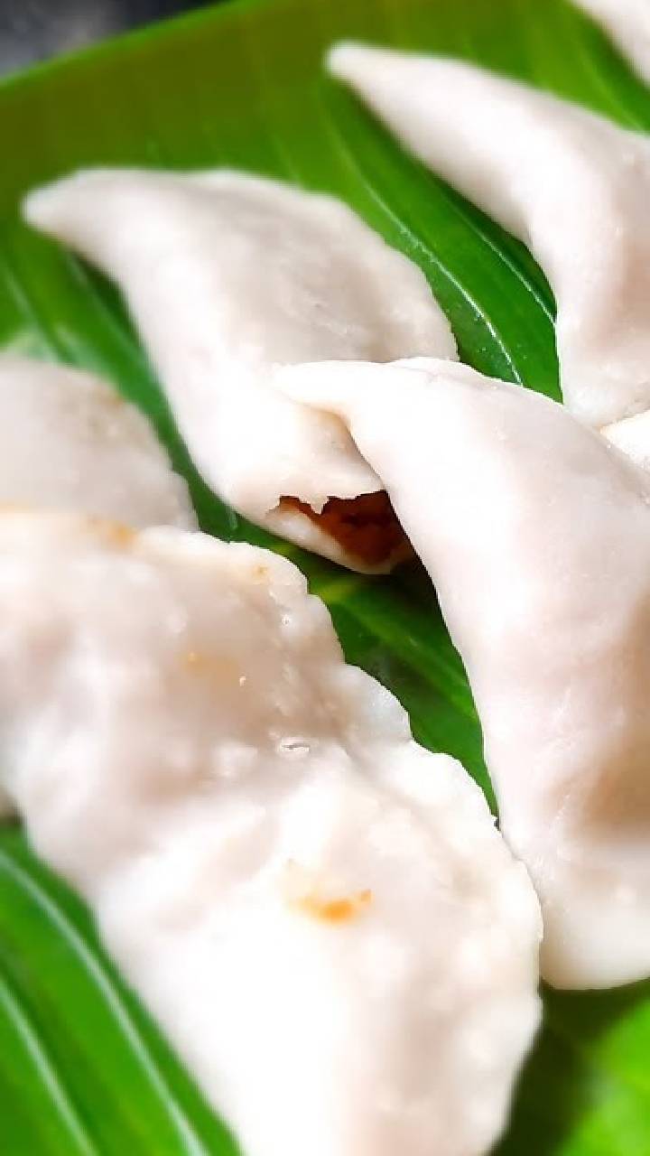 பின்னர் மாவை சப்பாத்தி பதத்திற்கு பிசைந்து
