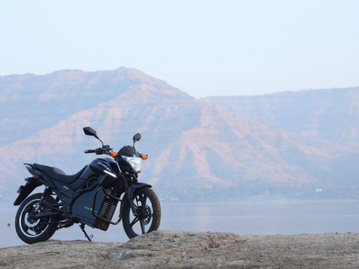 Pure EV ETRYST 350 ची विक्री देशभरात उपलब्ध 100 डीलरशिपद्वारे केली जाणार आहे. यात एलईडी हेडलाइट, एलईडी टेलगेट, डीआरएल आणि टर्न सिग्नल देखील मिळतात.