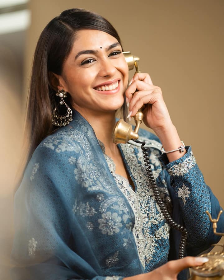 इन दिनों मृणाल ठाकुर साउथ फिल्म ‘सीता रामम’ (Sita Ramam) के लिए सुर्खियों में हैं. इसमें वह दुलकर सलमान के साथ नजर आ रही हैं.
